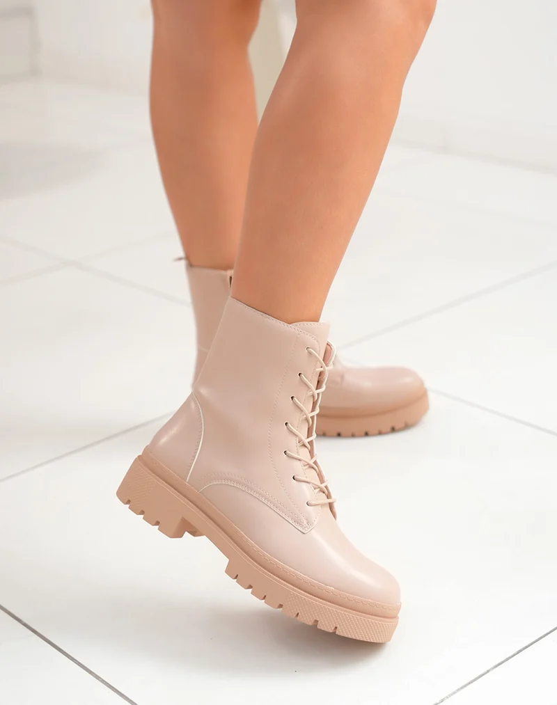 Bottines beiges à lacet avec semelle épaisse crantée