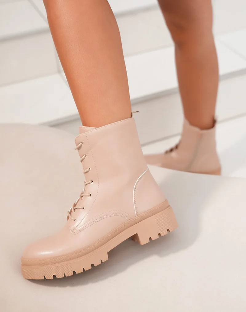 Bottines beiges à lacet avec semelle épaisse crantée