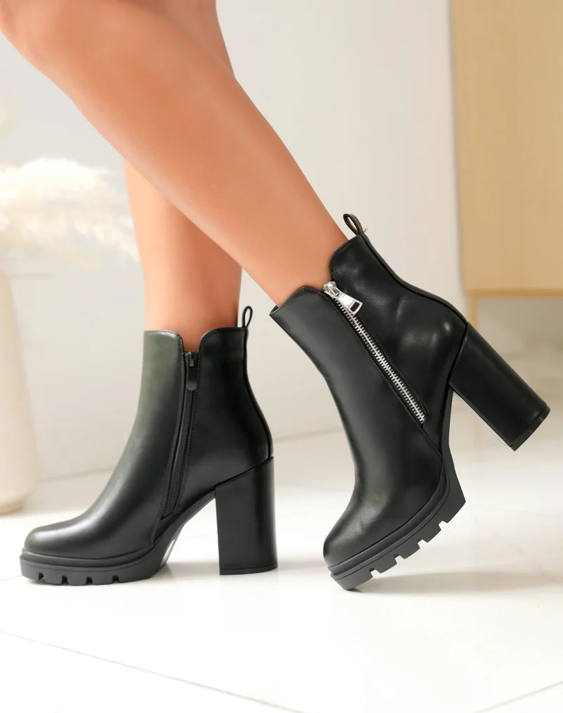 Bottines noires à talon et détail glissière argentée