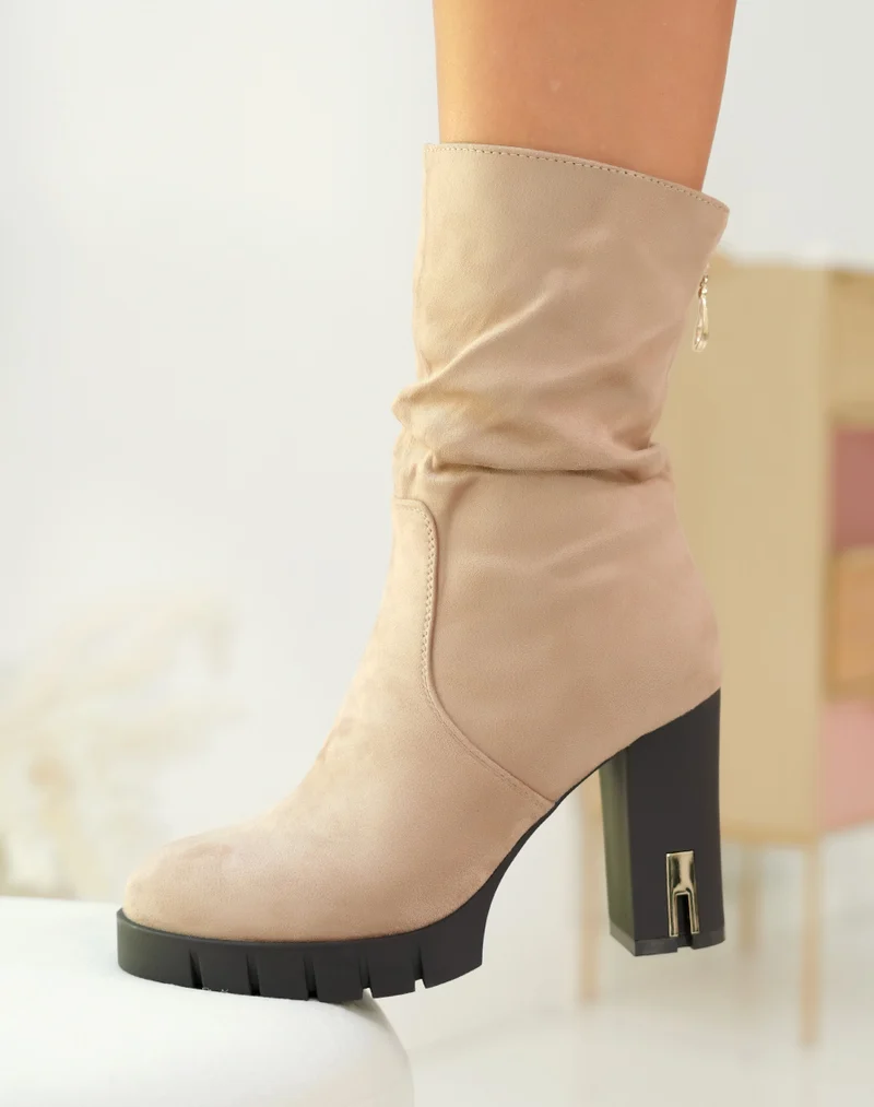 Bottines marron clair effet daim à talons avec détail doré pour femme