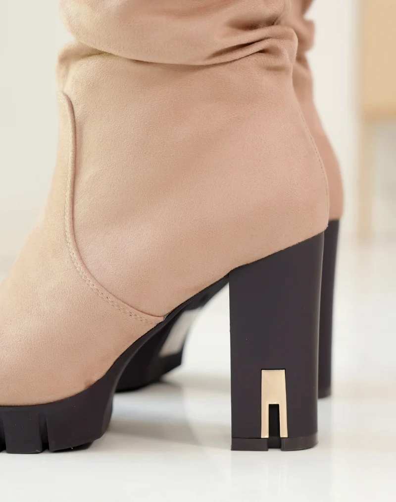 Bottes marron clair effet daim à talons avec détail doré pour femme