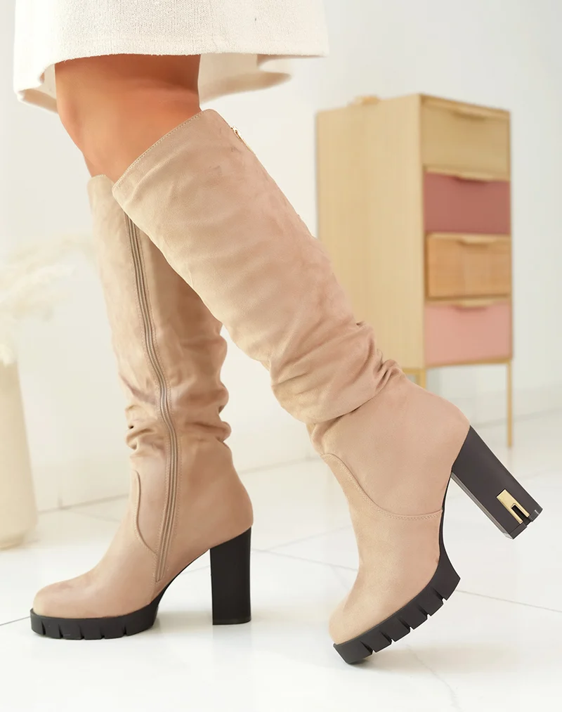 Bottes marron clair effet daim à talons avec détail doré pour femme
