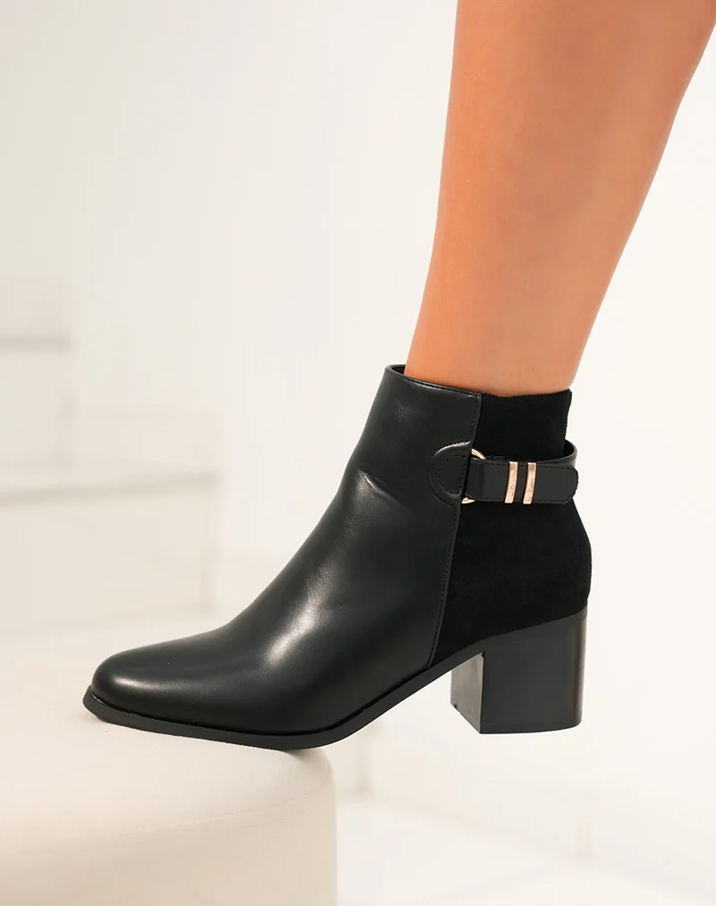 Bottines Bi-Matière Noires à Talon avec Sangle Dorée - La Polyvalence au Service du Style