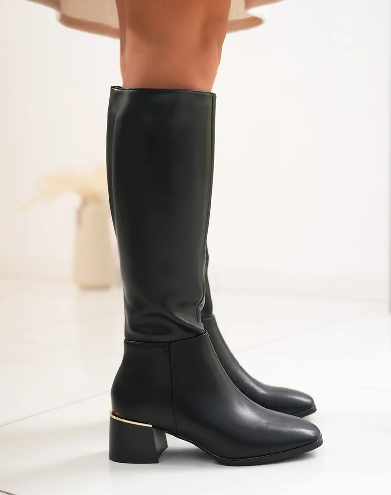 BOTTES NOIRES AVEC LISERÉ DORÉ : UNE TOUCHE HIVERNALE CHIC
