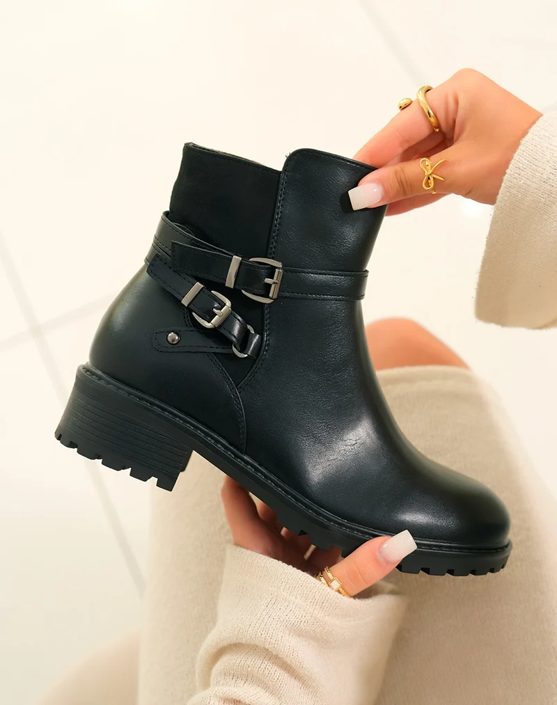 Luxe & Simplicité : Bottines Noires avec Double Lanières Argentées