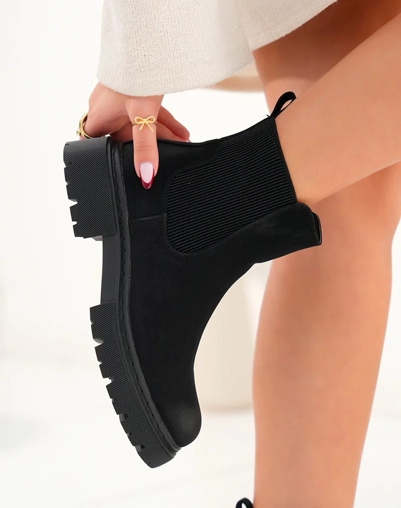 Bottines Chelsea Noires en Suédine avec Semelle Crantée