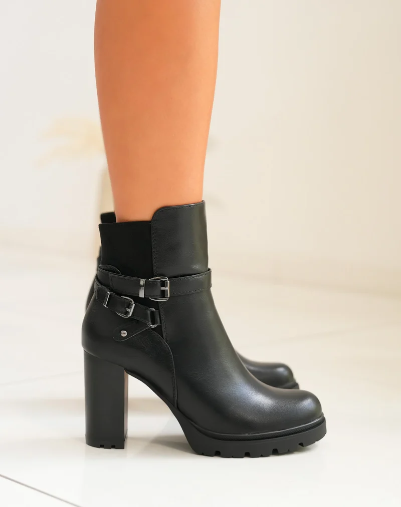 Bottines Noires Bi-Matière : Une Allure Élégante avec une Touche d'Argent