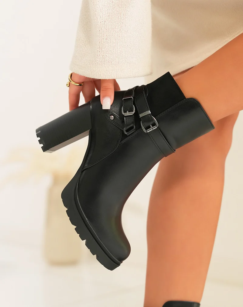 Bottines Noires Bi-Matière : Une Allure Élégante avec une Touche d'Argent
