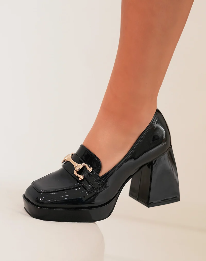 Mocassins noirs vernis à talon épais et chaîne dorée