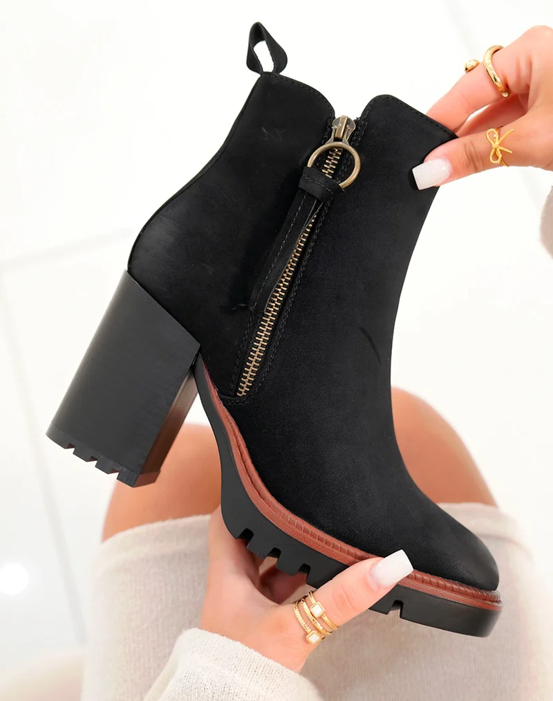 Bottines noires à talon et détail marron