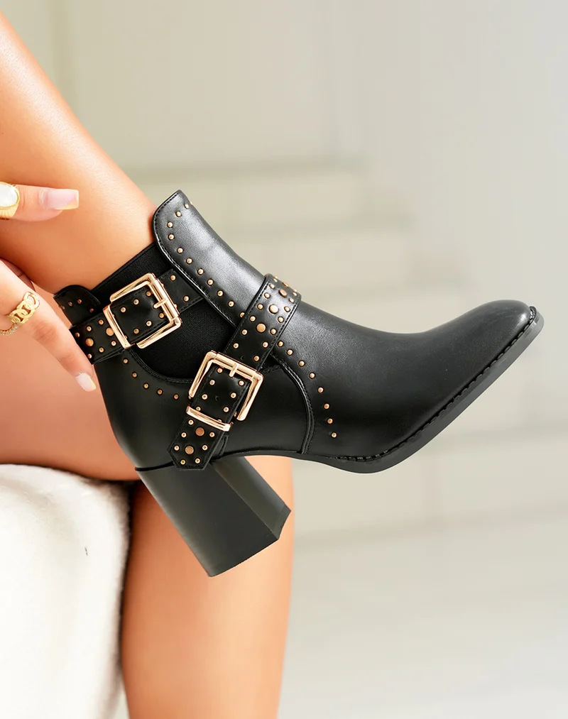 Bottines noires cloutées à talon et bout carré
