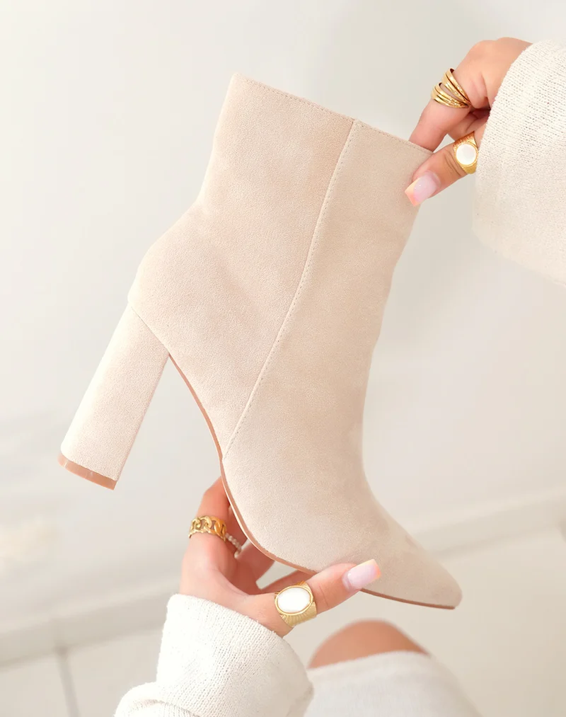 Bottines à talon en suédine beige à bout pointu