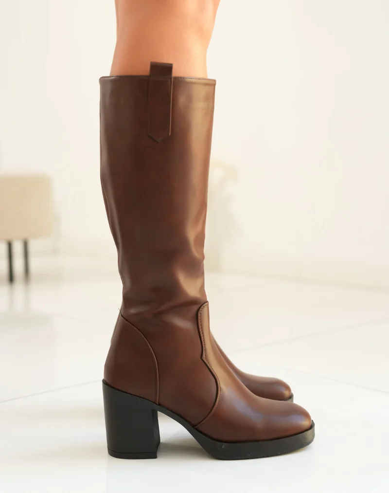Bottes femme marron élégantes avec talon épais et détail tissé