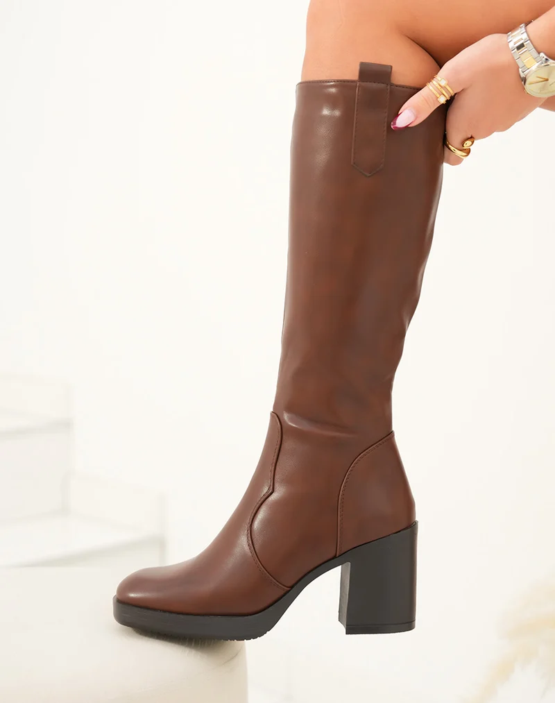 Bottes femme marron élégantes avec talon épais et détail tissé