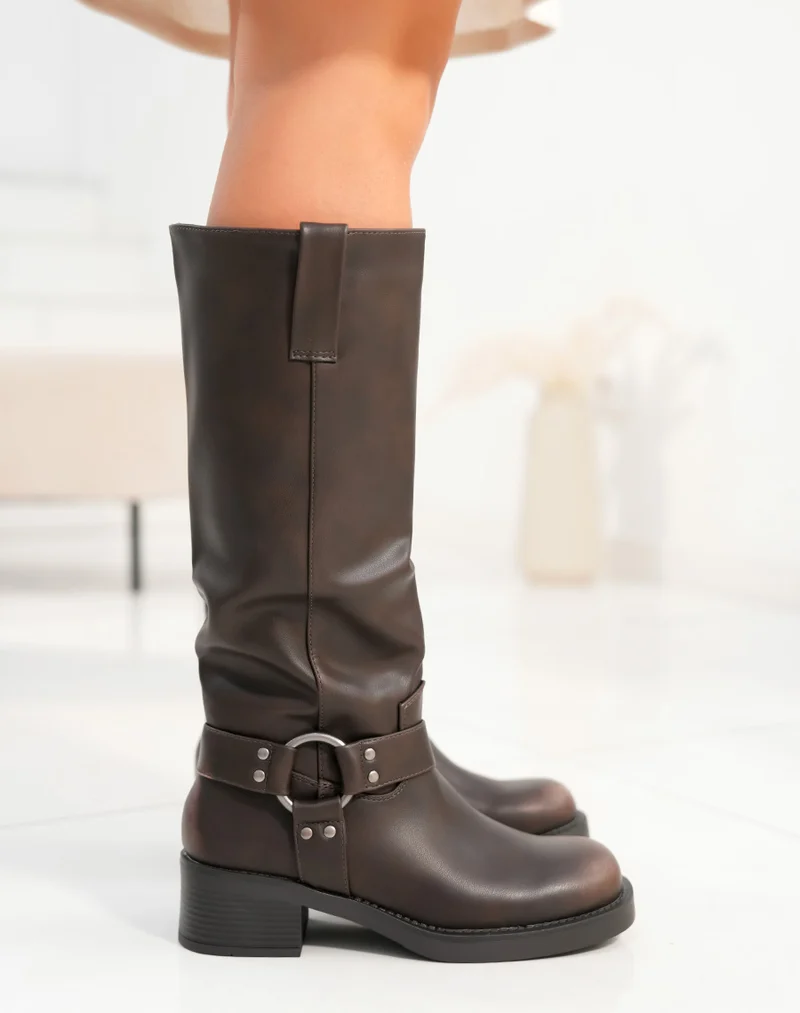 Bottes femme marron foncé style motard avec boucle et détails argentés