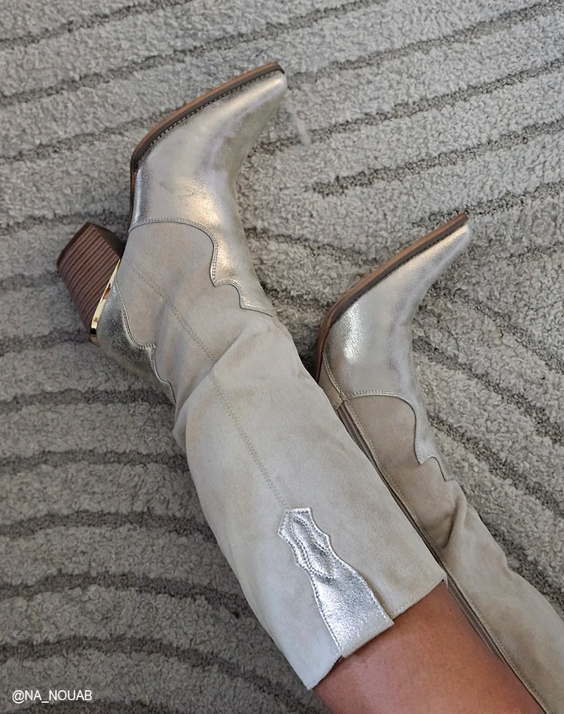 Bottes femme beiges style cow-boy avec détails dorés et talon carré
