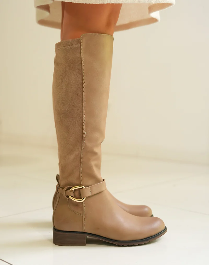 Bottes femme taupe hautes avec lanière et boucle dorée détails en daim
