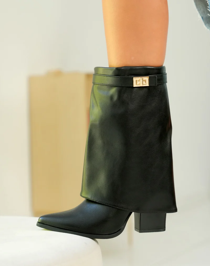 Bottines femme noires à talons carrés avec détail doré et tige repliée