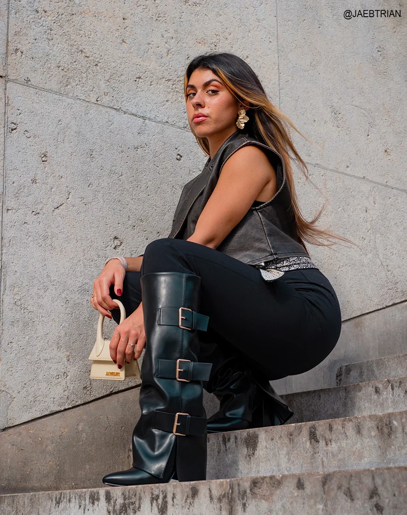 Bottes Femme Noires à Talon Haut et Boucles Dorées