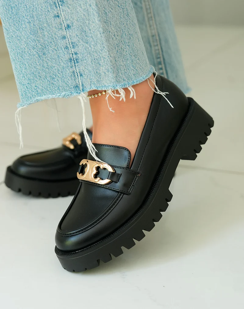 Mocassins noirs avec bijou doré et plateforme crantée