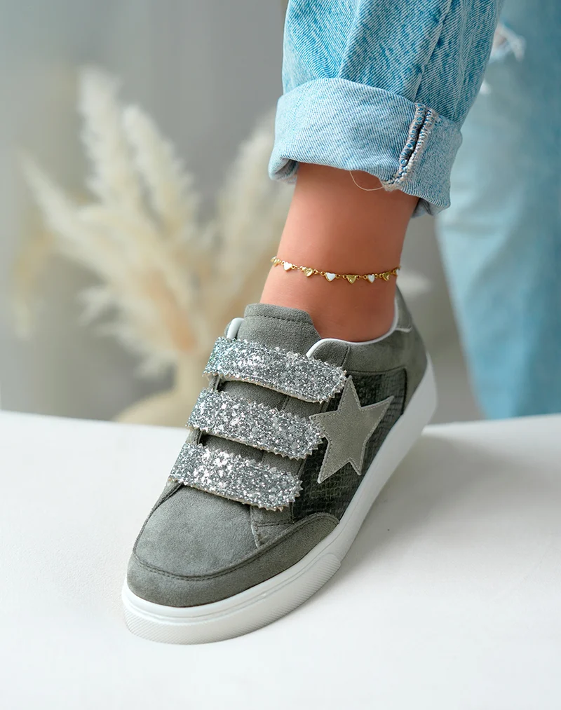 Baskets femme gris foncé effet daim avec empiècements croco vert et étoile argentée