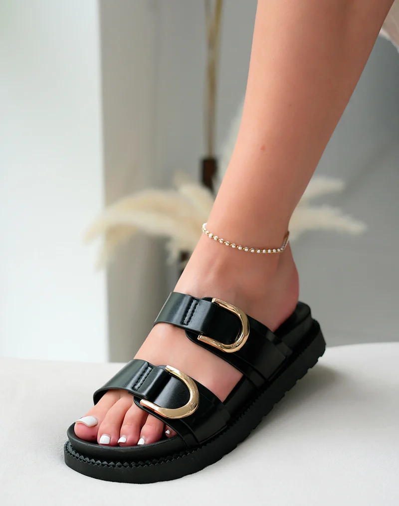 Mules Noires Classiques avec Double Sangle et Boucles Dorées – Un Essentiel Revisité