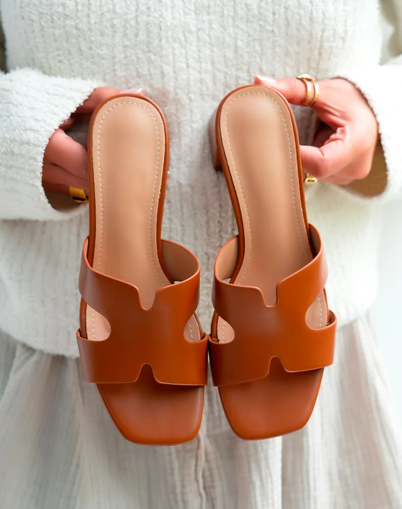 Mules Camel à Petit Talon Carré et Brides Entrecroisées – Allure Contemporaine et Confort