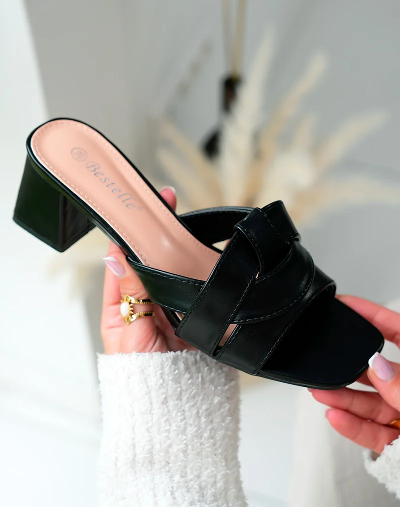 Mules Noires à Talon Carré et Brides Entrecroisées – Allure Contemporaine et Confort