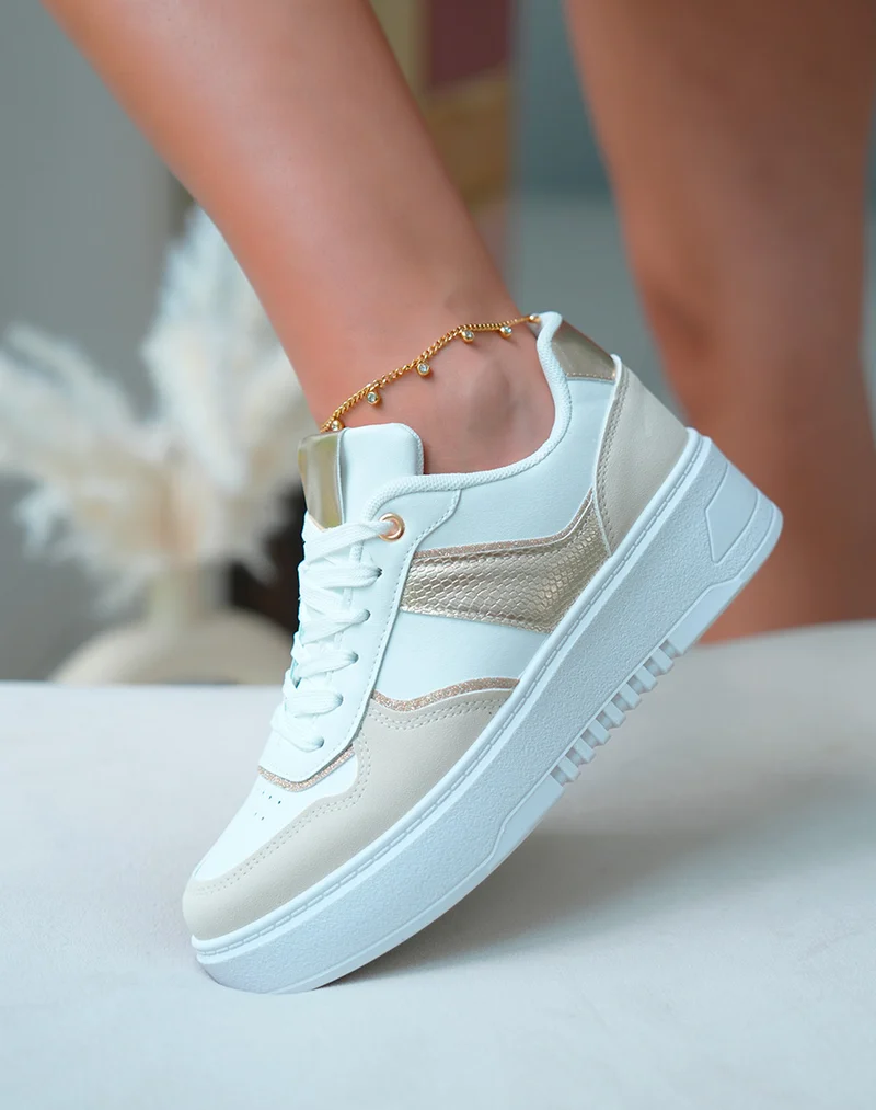 Baskets femme beige et blanche à empiècements et détail dorée