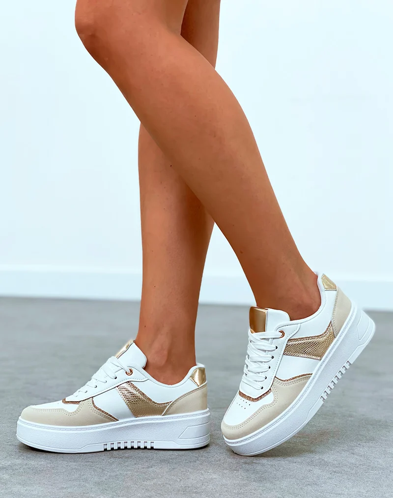 Baskets femme beige et blanche à empiècements et détail dorée