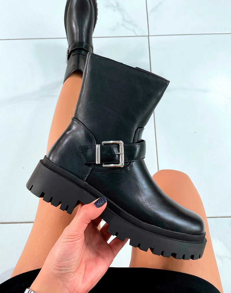 BOTTINES MONTANTES NOIRES AVEC LANIÈRE ARGENTÉE ET SEMELLE ÉPAISSE CRANTÉE