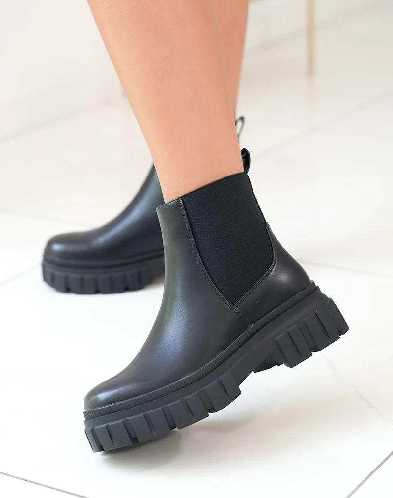 Bottines noires style chelsea avec semelle épaisse crantée