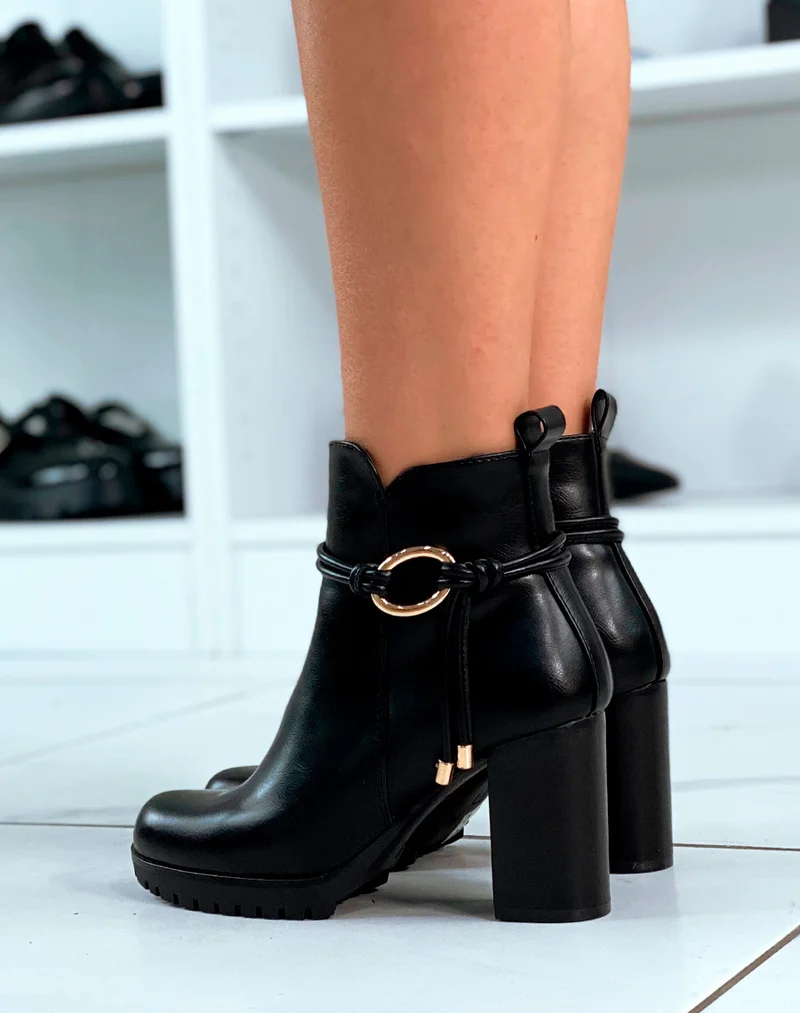 Bottines noires à talons à lanière nouées et à détails dorés