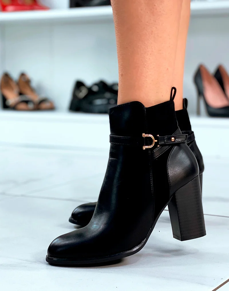 Bottines noires à talons à lanière et à détails dorés