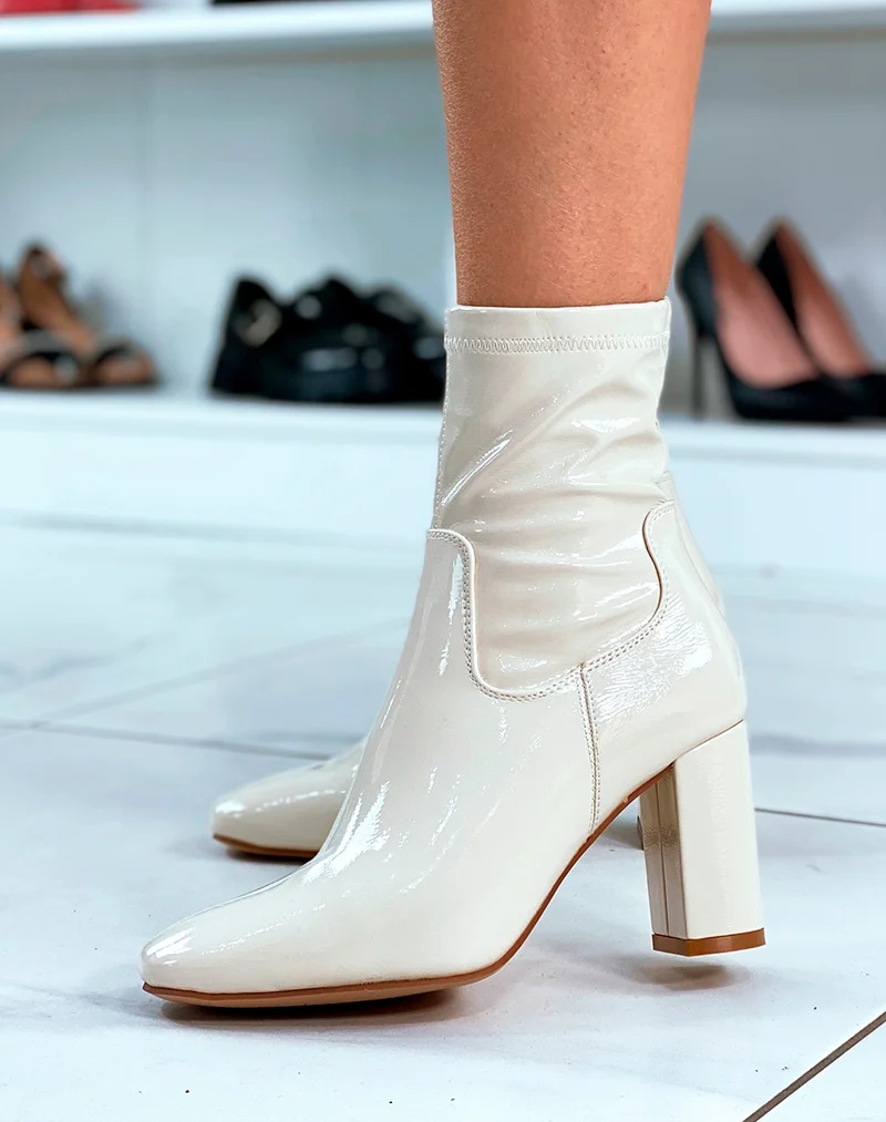Bottines beiges en vinyle à talons hauts