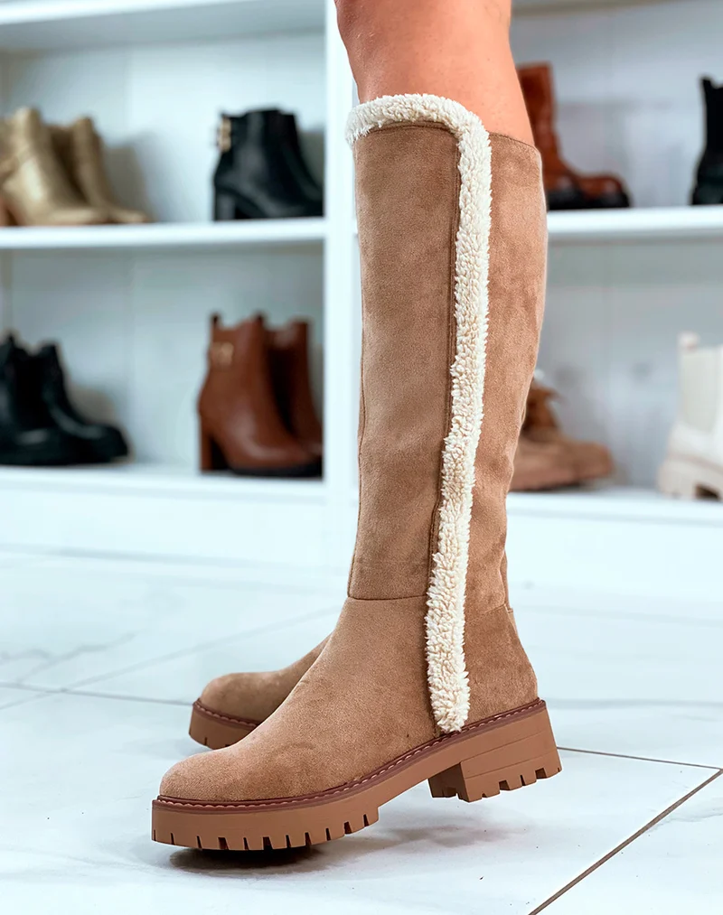 Bottes en suédine beiges et à détails en fausse fourrure