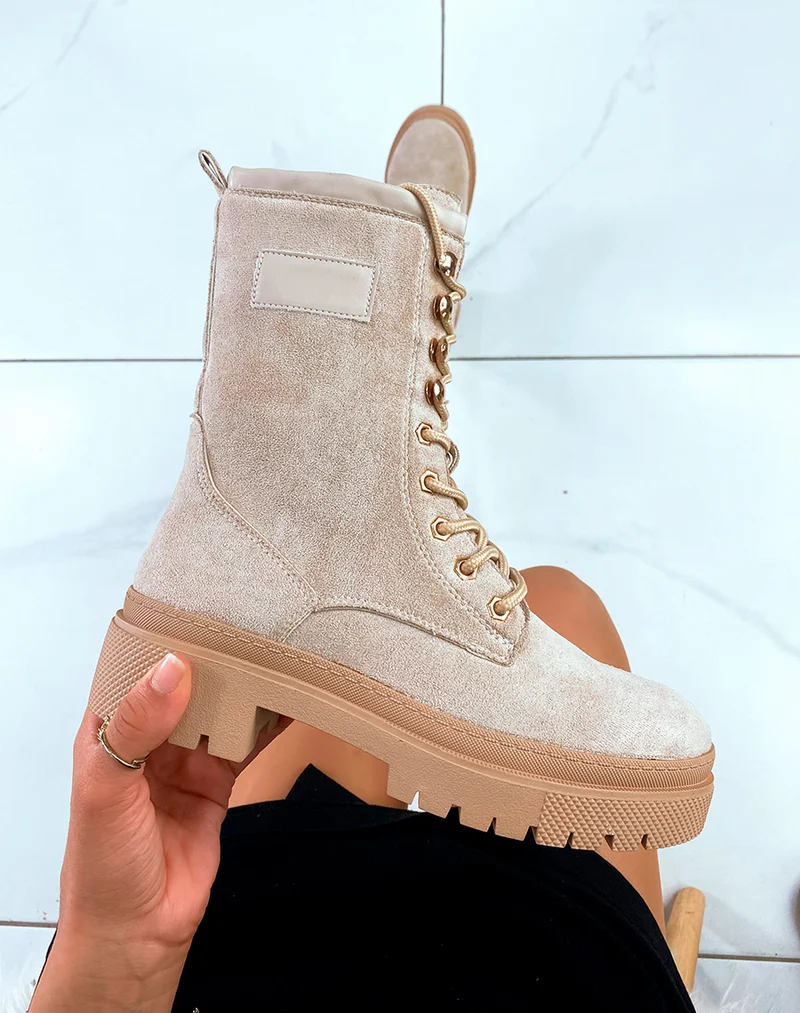 BOTTINES MONTANTES BEIGE EN SUEDINE ? LACETS AVEC SEMELLE CRANT?E