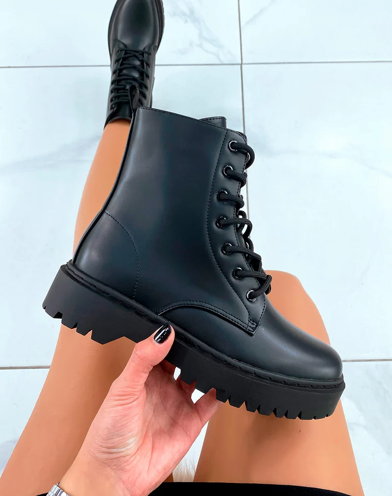 Bottines Noires à Lacets - L'Essence du Chic Urbain pour Femme