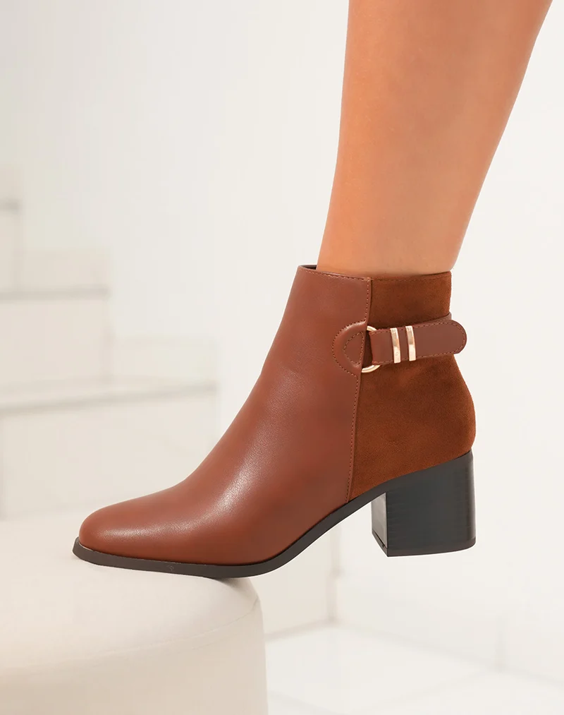 Bottines Bi-Matière Marron à Talon avec Sangle Dorée - Votre Essentiel Confortable et Branché