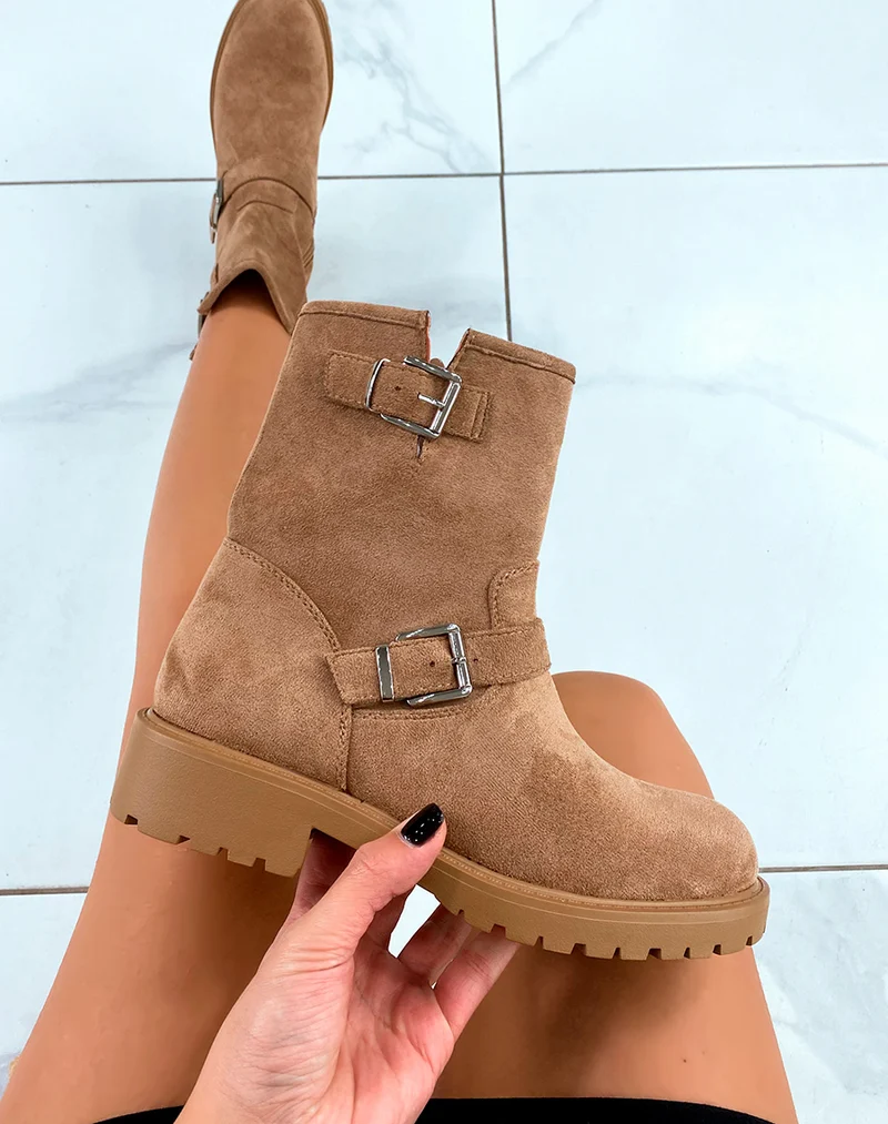 Bottines Marron Clair en Suédine avec Double Sangle Argentée - L'Atout Tendance de Votre Collection