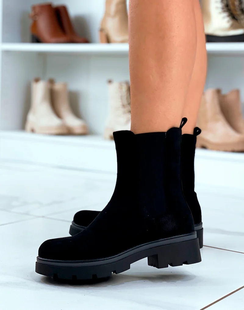 BOTTINES NOIRES EN SUÉDINE STYLE CHELSEA MONTANTES AVEC SEMELLE CRANTÉE
