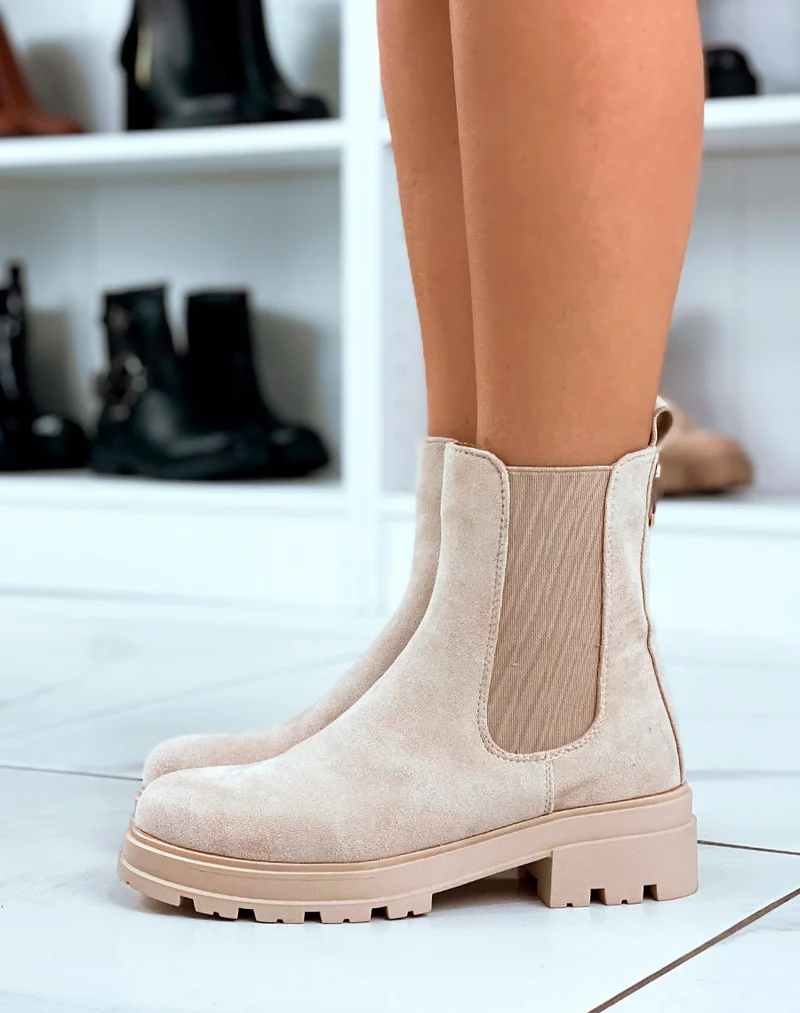 BOTTINES BEIGES EN SUÉDINE AVEC DÉTAIL DORÉ - STYLE CHELSEA