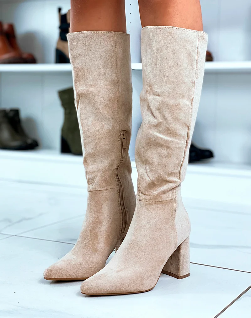 Charme Subtil : Bottes Beiges en Suédine à Bout Pointu