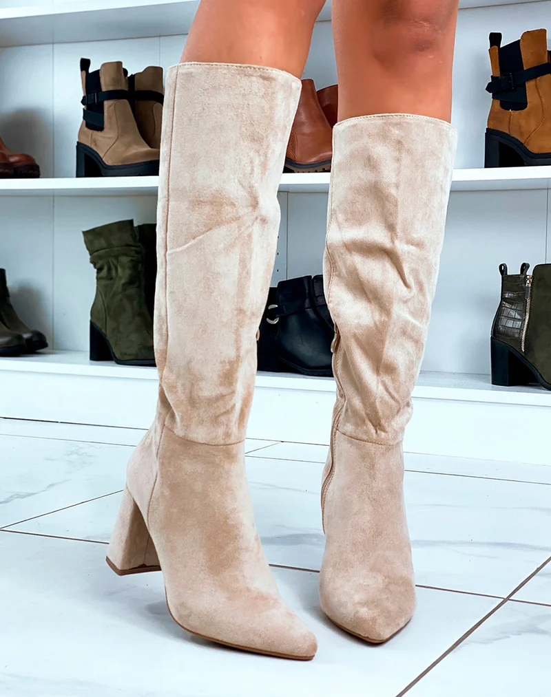 Charme Subtil : Bottes Beiges en Suédine à Bout Pointu