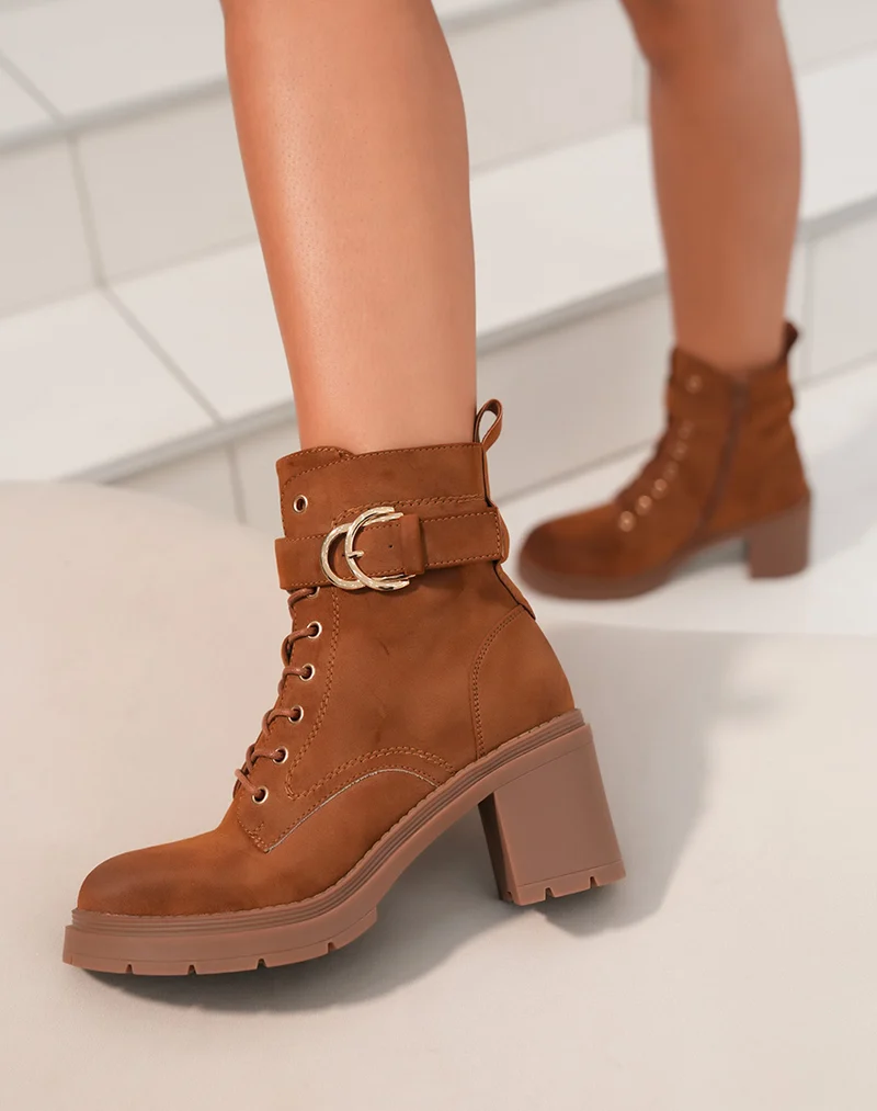 Bottines à Talon en Suédine Camel : L'Incarnation du Chic Hivernal