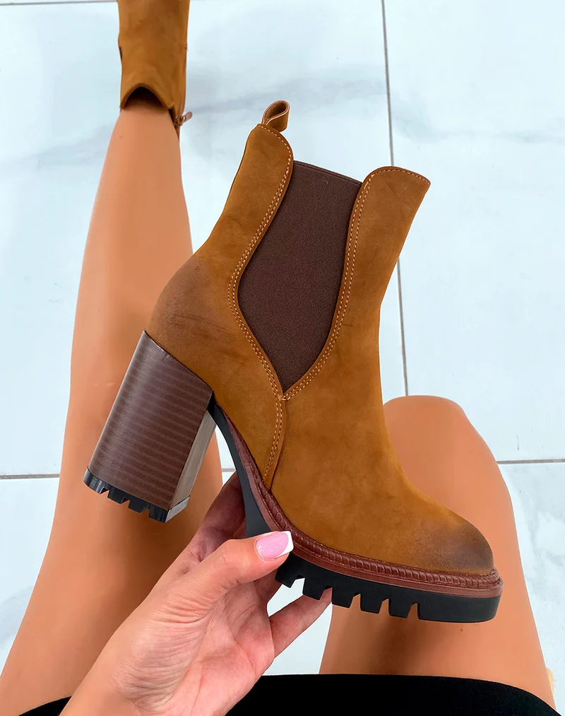 Bottines Chelsea camel pour femme en suédine - L'alliance du confort et de l'élégance