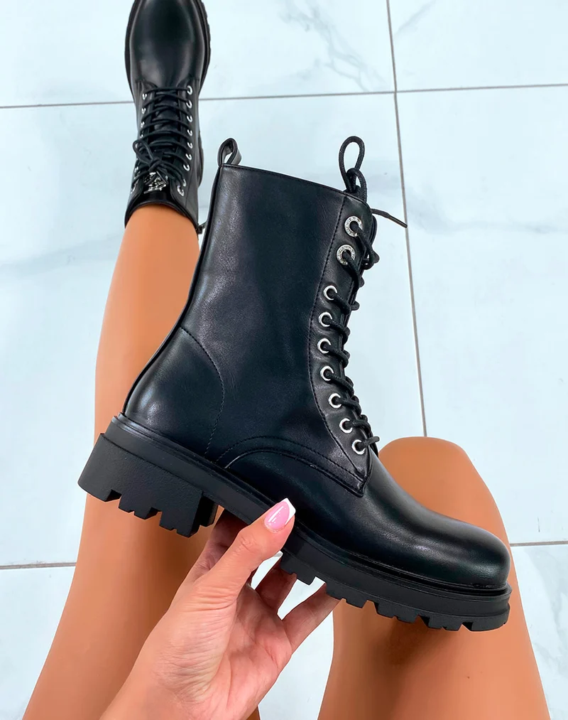 Bottines Noires à Lacets avec Détails Argentés Glamour