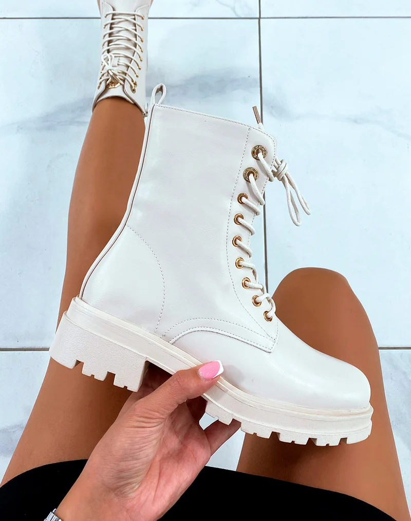 Bottines Beiges à Lacets avec Détail Doré Élégant