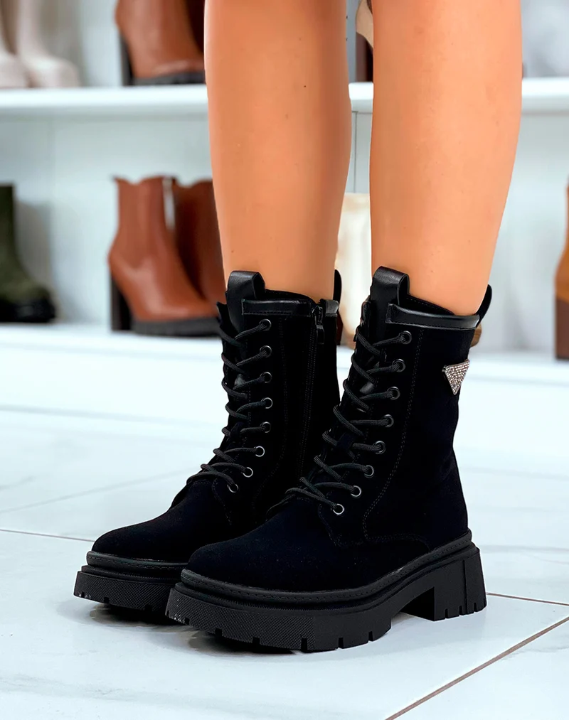 Bottines Noires en Suédine Montantes avec Détail Triangle à Strass