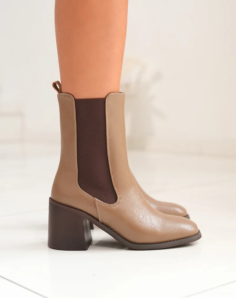 Charmantes Bottines Marron Chelsea avec Talon Carré et Finition Brillante